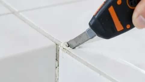 Jak usunąć stare fugi silikonowe