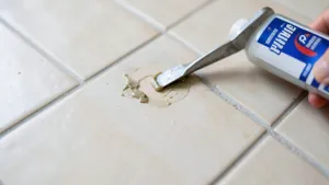 Jak usunąć stary klej z płytek