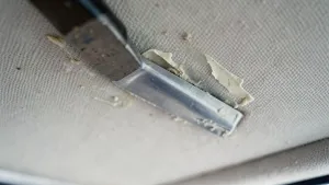 Jak usunąć stary klej z podsufitki