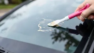 Jak usunąć stary klej z szyby samochodowej