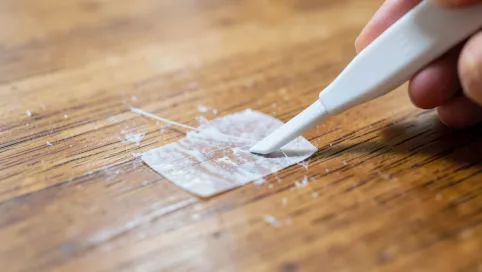 Jak usunąć taśmę dwustronną z podłogi