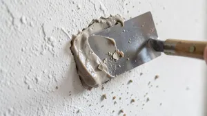 Jak usunąć tynk żywiczny ze ściany