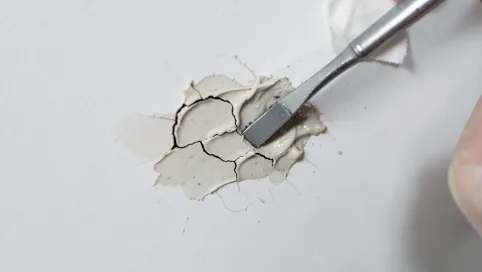 Jak usunąć zaschnięty klej montażowy