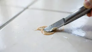 Jak usunąć zaschnięty klej z płytek