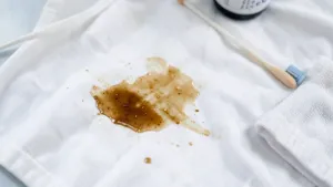 Jak usunąć zaschnięty klej z ubrania