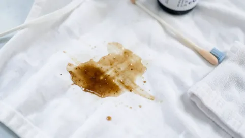 Jak usunąć zaschnięty klej z ubrania