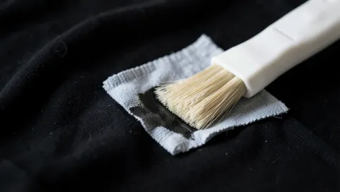 Jak usunąć żywicę z czarnego ubrania