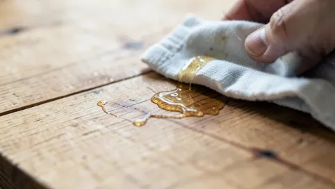 Jak usunąć żywicę z drewna