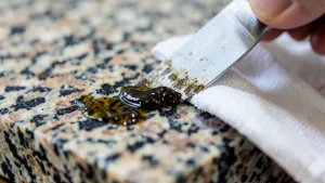 Jak usunąć żywicę z granitu