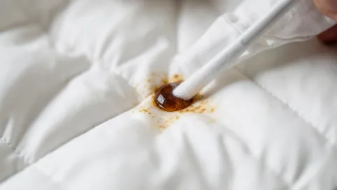 Jak usunąć żywicę z kurtki puchowej