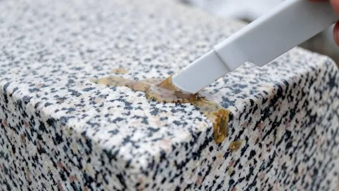 Jak usunąć żywicę z pomnika granitowego