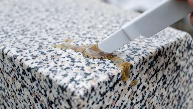 Jak usunąć żywicę z pomnika granitowego