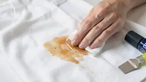 Jak usunąć żywicę z ubrania