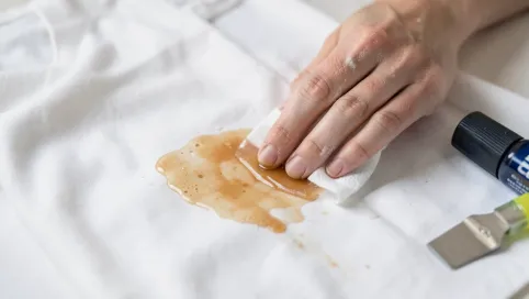 Jak usunąć żywicę z ubrania