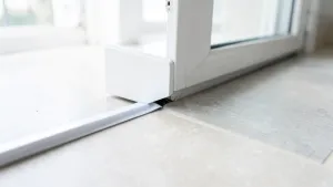 Jak uszczelnić drzwi balkonowe przy podłodze