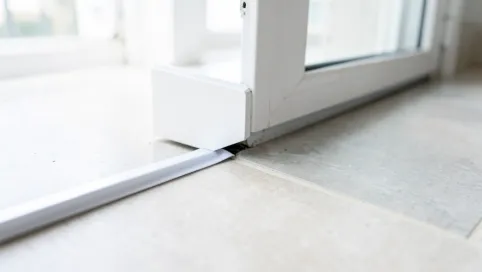 Jak uszczelnić drzwi balkonowe przy podłodze