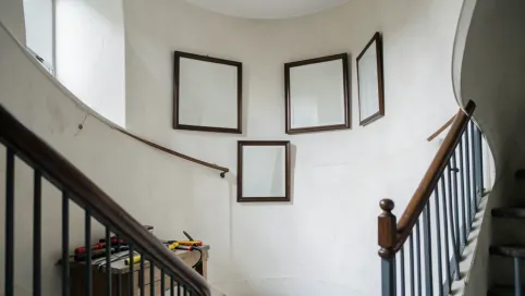 Jak wieszać obrazy na klatce schodowej