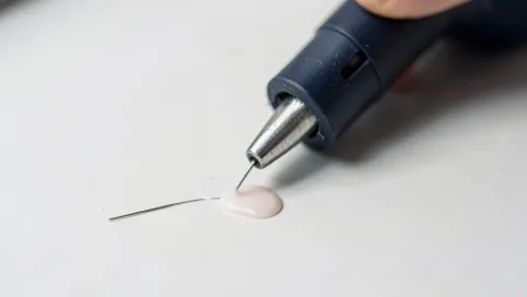 Jak wyciągnąć klej z pistoletu na gorąco