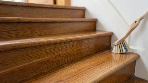 jak wyczyścić drewniane schody