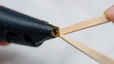 Jak wyjąć klej z pistoletu na gorąco