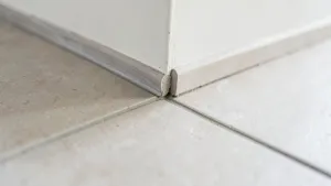 Jak Wykończyć Płytki Podłogowe Przy Ścianie