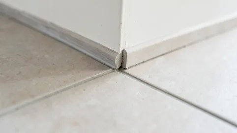 Jak Wykończyć Płytki Podłogowe Przy Ścianie