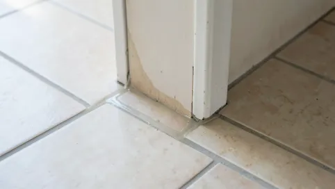 Jak Wykończyć Płytki Przy Drzwiach