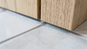 Jak wykończyć połączenie paneli z płytkami