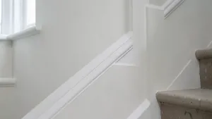 jak wykończyć ścianę przy schodach