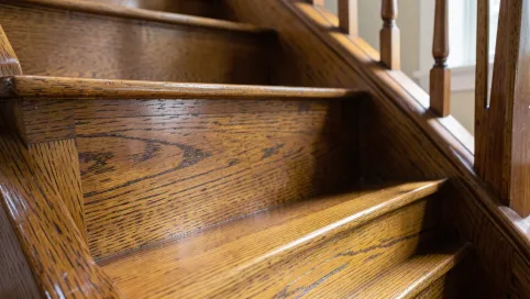 jak wyremontować schody drewniane