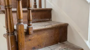 jak wyremontować stare drewniane schody