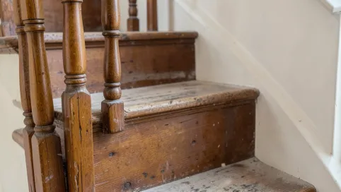 jak wyremontować stare drewniane schody
