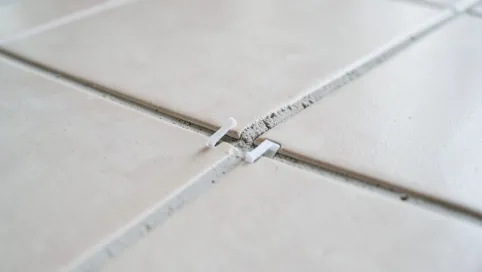 Jak wyrównać fugi w płytkach