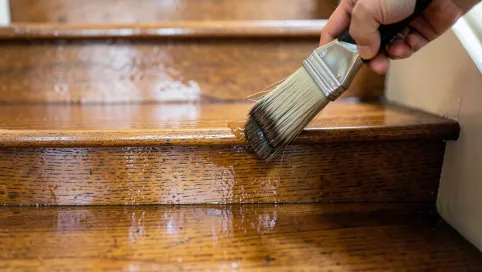 Jak zabezpieczyć drewniane schody