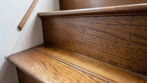 Jak zabezpieczyć schody drewniane