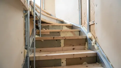 Jak zabudować schody drewniane