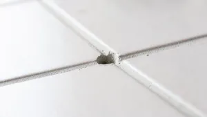 Jak zamaskować dziury po kołkach w płytkach