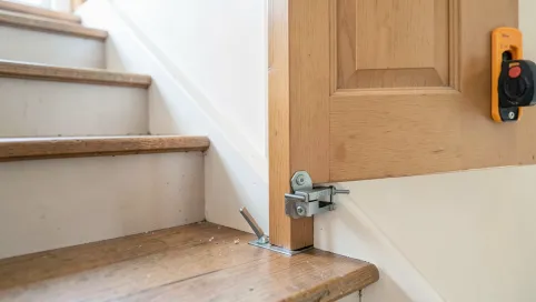 Jak zamontować drzwi na schodach