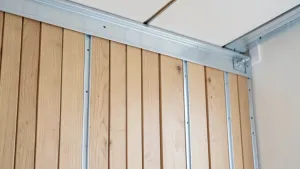 Jak zamontować lamele od podłogi do sufitu