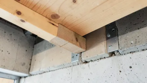 Jak zamontować schody drewniane do stropu