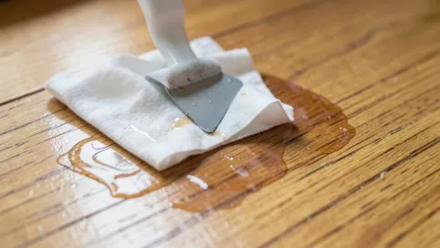 Jak zmyć klej do paznokci z podłogi