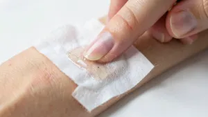 Jak zmyć klej do paznokci ze skóry