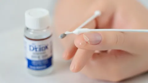 Jak zmyć klej do tipsów z palców