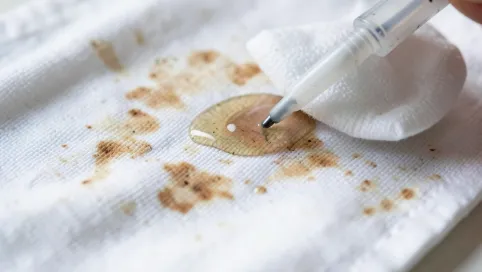 Jak zmyć klej do tipsów z ubrania