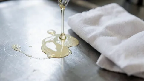 Jak zmyć klej z metalu