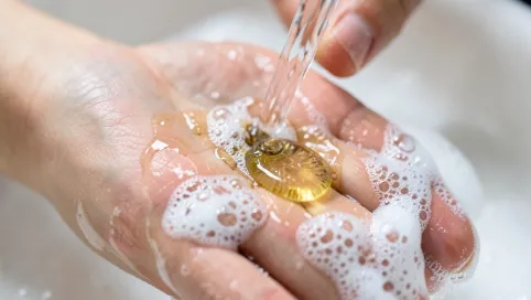 Jak zmyć żywicę z rąk