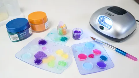 Jak zrobić biżuterię z żywicy UV