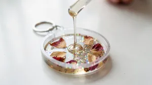 Jak zrobić zawieszkę z żywicy