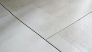 Jaka dylatacja między płytkami a panelami