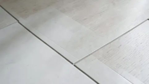 Jaka dylatacja między płytkami a panelami